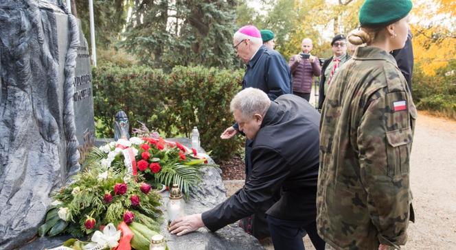 Ksiądz Jerzy Popiełuszko zginął 38 lat temu. W rocznicę śmierci władze Torunia i województwa kujawsko-pomorskiego złożyli kwiaty