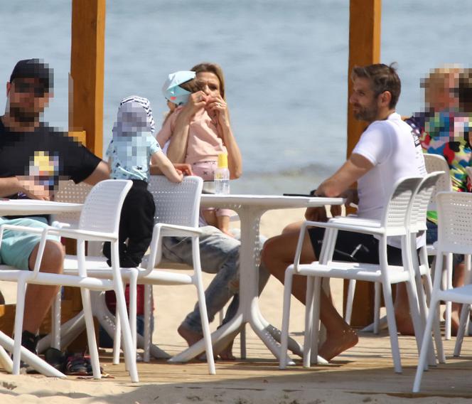 Joanna Koroniewska i Maciej Dowbor z dziećmi na plaży 