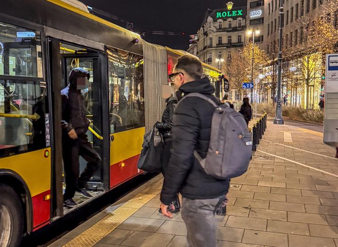Łukasz Mejza jeździ autobusem