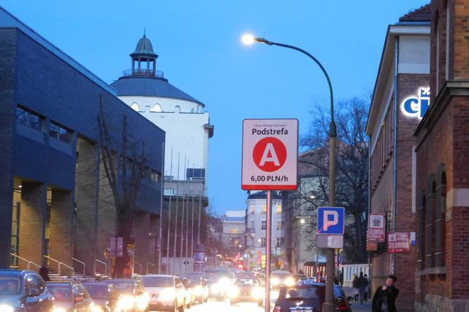 Kraków: Kierowcy nie płacą za postój w strefie płatnego parkowania. Urzędnicy zdziwieni