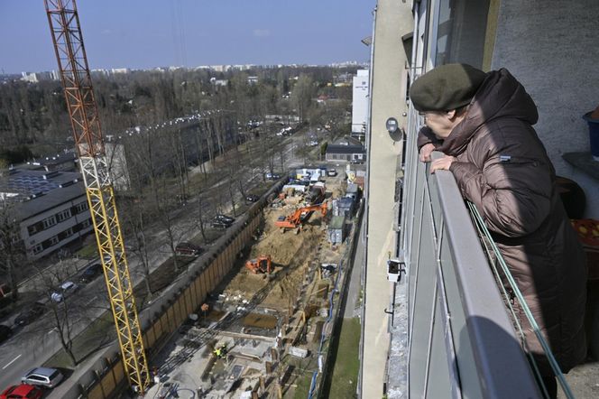 Deweloper buduje apartamentowiec tuż pod ich oknami. „Ten blok zasłoni nam świat”