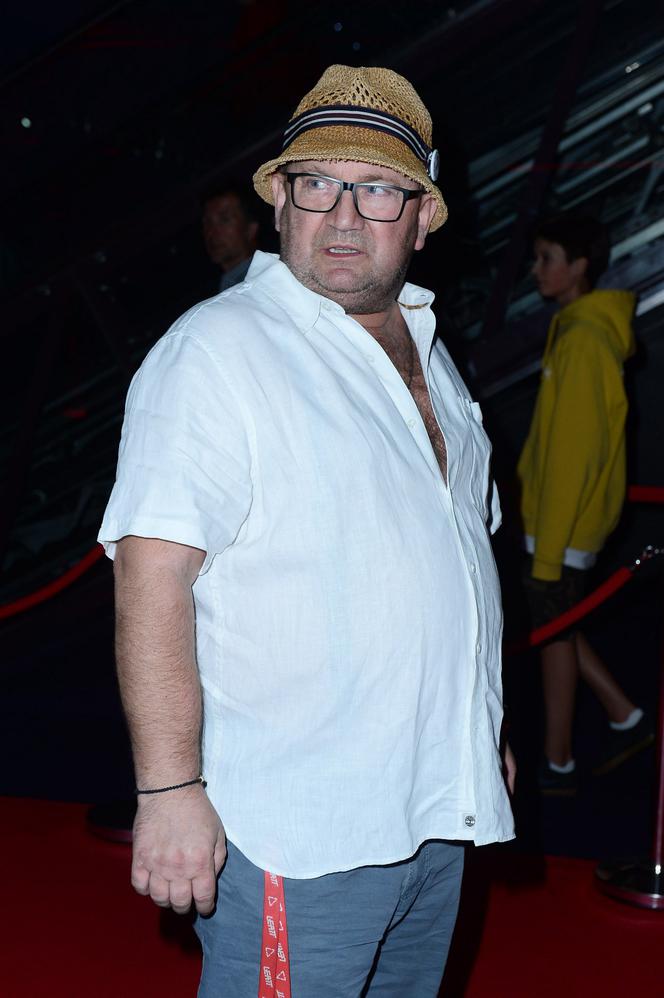 Paweł Królikowski chodzi w czapce 