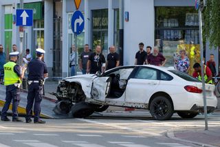 Wypadek na Mokotowie. BMW dachowało i wpadło w pieszych, jest wielu rannych 