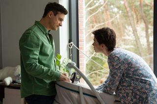 Na dobre i na złe odc. 960 po wakacjach. Blanka (Pola Gonciarz), Nina (Rita Sobocińska), Krzysztof Radwan (Mateusz Damięcki)