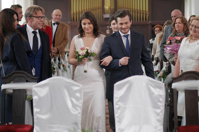 Pierwsza miłość odc. 2708. Kalina (Magdalena Wieczorek), Witek (Henryk Simon)