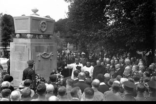 Tak obchodzono Wszystkich Świętych w Krakowie 100 lat temu. Cmentarz Rakowicki trudno rozpoznać [GALERIA]