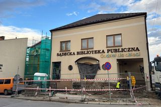 Remont oddziału dla dzieci biblioteki. Na razie zburzyli schody. Kiedy ponowne otwarcie?