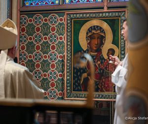 Marta Nawrocka w katedrze Notre Dame w Paryżu