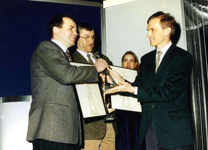 Nagrodę dla Najlepszego Budynku Warszawy 1989-1995 z rąk Marcina Święcickiego odbierają Stefan Kuryłowicz  i Włodzimierz Łuksza