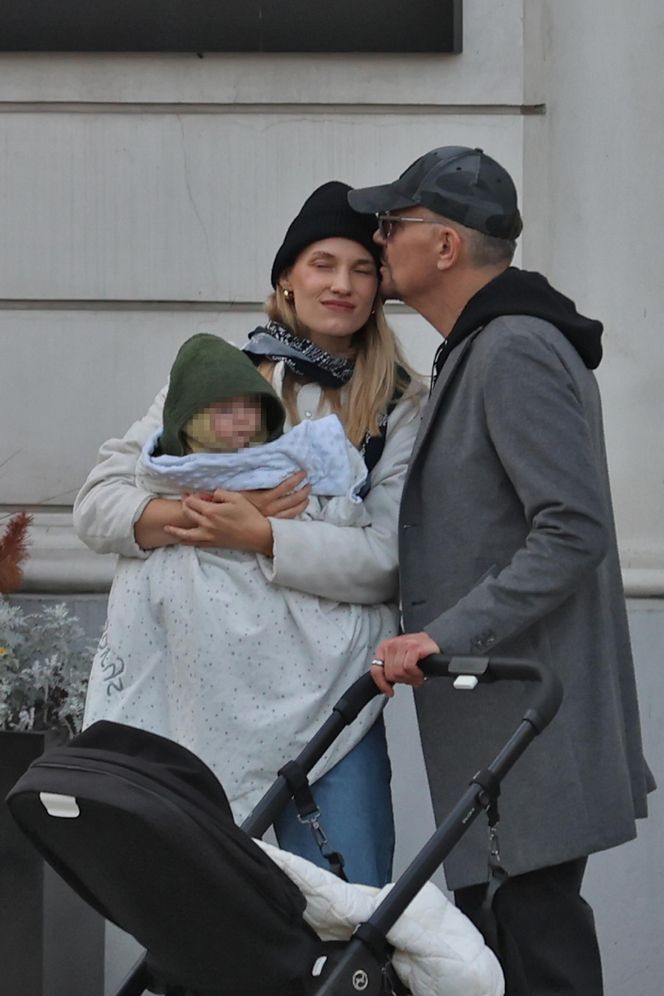 Krzysztof Ibisz z rodziną na spacerze