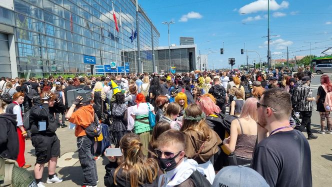Pyrkon 2025. Tłumy uczestników przed MTP  