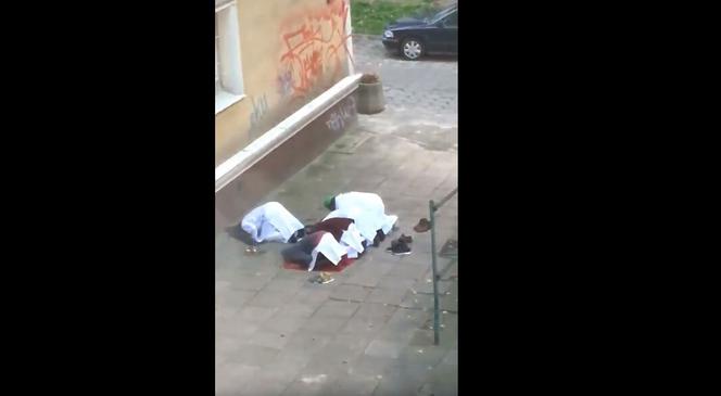 Muzułmanie MODLĄ się w centrum Warszawy.