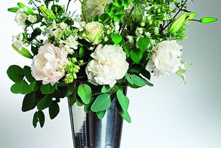 Bukiet białych kwiatów na wielkanocny stół