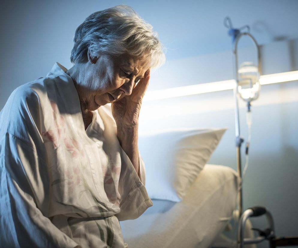 Porzuceni przez rodziny. Coraz więcej seniorów zostaje w szpitalach na święta