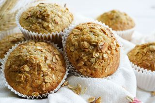 Owsiane muffinki z kubeczka. Genialny patent z TikToka na pyszne śniadanie w 20 minut