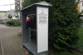 W Bydgoszczy przed zimą można podarować trochę ciepła. Wieszaki już czekają!