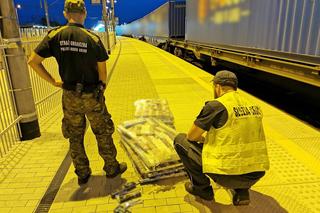 Lubelskie: Papierosy były ukryte w oponach. Pogranicznicy znaleźli 4,4 tys. nielegalnych paczek