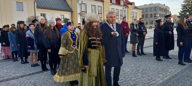 Kilkadziesiąt par zatańczyło poloneza na Rynku Kościuszki [ZDJĘCIA]