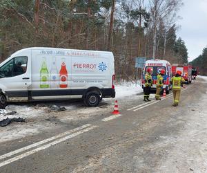 Wypadek w Wąchocku. Dostawczy bus zderzył się z osobówką