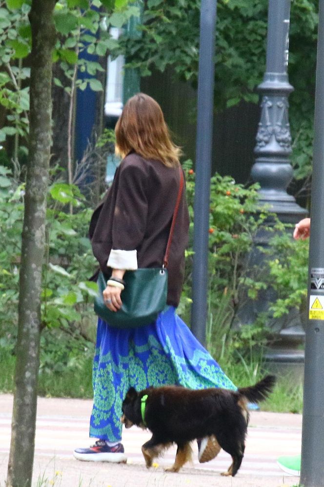 Renata Dancewicz kurzy na plaży