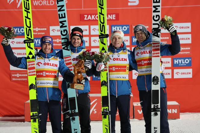 Austriacy, w składzie: Stefan Kraft, Manuel Fettner, Jan Hoerl i Michael Hayboeck zajęli 1. miejsce w drużynowym konkursie PŚ