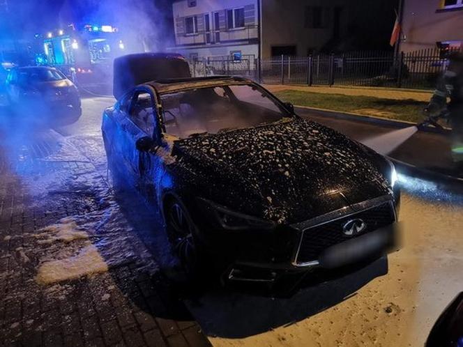 Raciąż. Luksusowe auta spłonęły przed domem! Strażacy: Podpalenie [ZDJĘCIA]