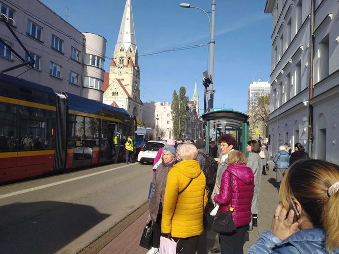 Nagłe zatrzymanie tramwajów przy Piotrkowskiej. Interweniowali ratownicy medyczni