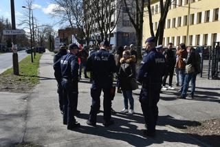 Bartosz T. przesłuchany przez prokuraturę. Zwolennicy Wolni My protestowali pod siedzibą w Toruniu