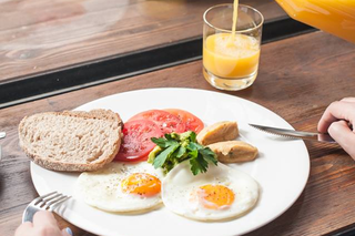 Gdzie zjeść śniadanie w Warszawie? Oto najlepsze miejsca na rozpoczęcie dnia! [GALERIA]