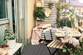 Drewniana podłoga na balkonie. Zdjęcia