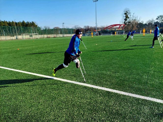 Po amputacji nic sie nie kończy. Trenują w drużynie Amp Futbolu Zawiszy Bydgoszcz. Są jedną nogą w finale