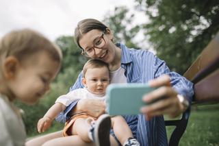 Nie tylko przestępcy i złośliwi rówieśnicy. Zdjęcia dzieci w internecie to ryzyko przez AI