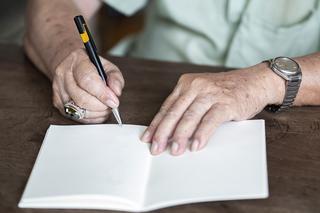Test zegara pomoże wykryć wczesnego Alzheimera. Wystarczy kartka papieru i długopis 