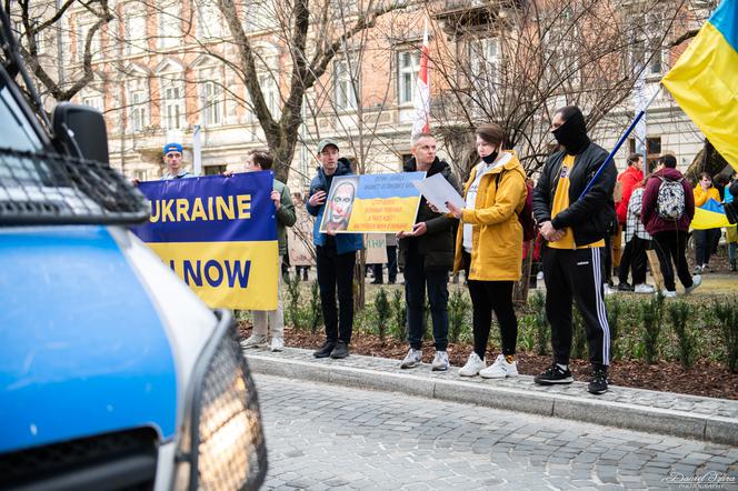  Kraków solidarny z Ukrainą. Setki osób przyszło na manifestację [ZDJĘCIA]