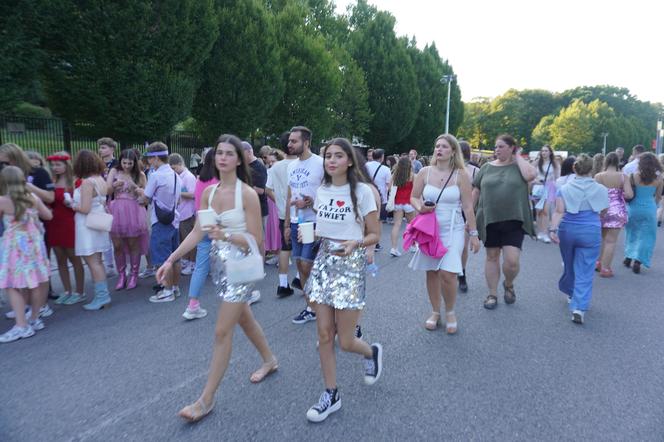 Fani Taylor Swift w drodze na Stadion Narodowy. Koncert N1 1.08.2024