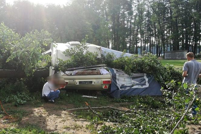 Kamper został zniszczony. Chłopiec zmarł po kilku dniach.