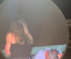 Skandal na koncercie gwiazdy. Żonaty milioner przyłapany na zdradzie z podwładną. Zobaczył to cały świat!