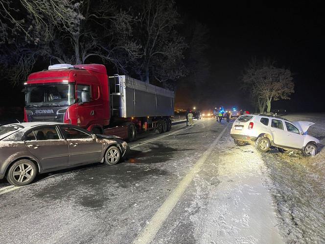 Karambol czterech pojazdów po opadach śniegu w Karolewku koło Leszna [ZDJĘCIA] 