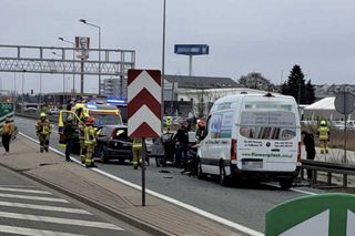 Karambol pod Warszawą! 5 pojazdów rozbitych, są ranni. Na miejscu lądował śmigłowiec ratunkowy