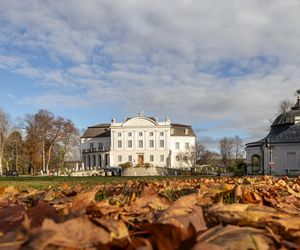 Tutaj przenocujesz w królewskim stylu. Świętokrzyski pałac idealny na weekend