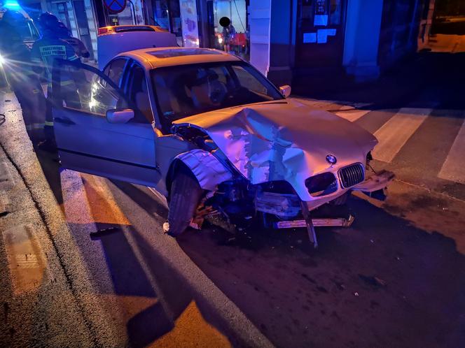 Wronki: Kierowca BMW uderzył w witrynę sklepową