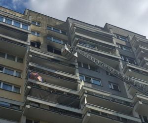 Kobieta zginęła w pożarze w wieżowcu. Udział osób trzecich niewykluczony [ZDJĘCIA]