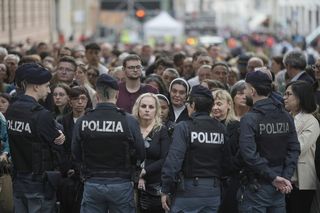 Dziesiątki tysięcy wiernych w Watykanie. Ogromna kolejka do trumny papieża