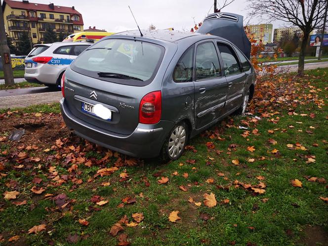 O krok od tragedii w Bydgoszczy! Kierowca zasłabł i uderzył w drzewo! [ZDJĘCIA] 