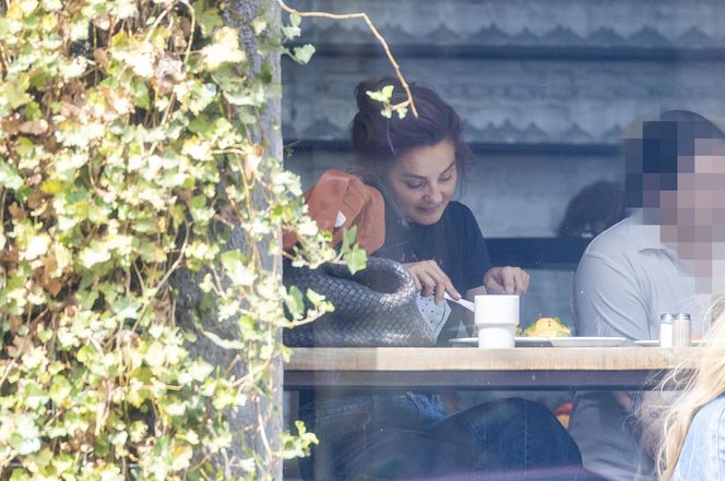 Małgorzata Socha stroi miny przy bajglu