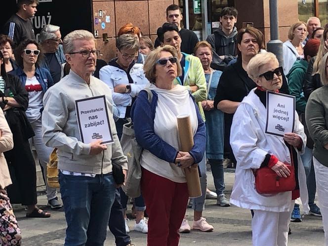 Protest „Ani Jednej Więcej!” w Rybniku. Protestowano przed biurem PiS [ZDJĘCIA]