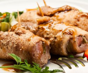 Rolady wieprzowe z farszem – tradycyjny przepis na soczyste mięso w aromatycznym sosie