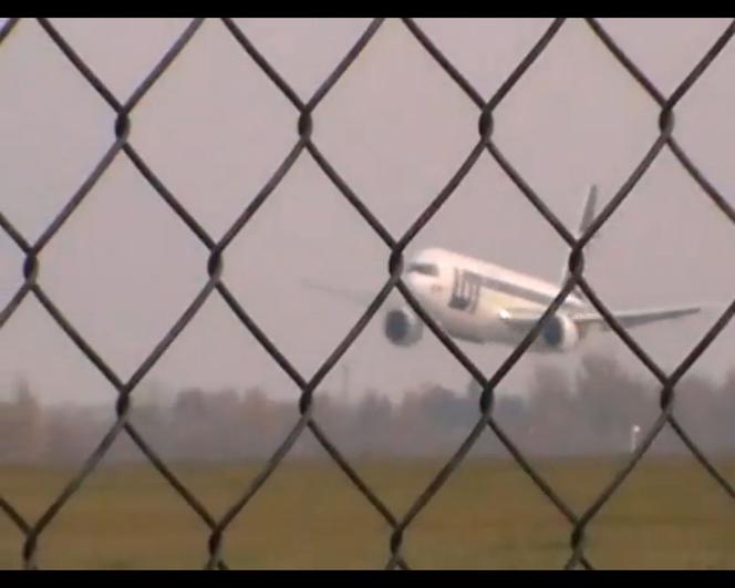 Awaryjne lądowanie Boeinga 767 na Okęciu - NOWE ZDJĘCIA