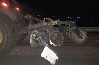 Poważny wypadek w gminie Inowrocław. Samochód dosłownie rozpruty przez ciągnik. Zdjęcia z miejsca zdarzenia