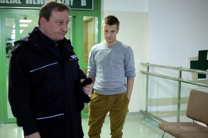M jak miłość odc. 1000. Paweł Zduński (Rafał Mroczek), policjant Staszek (Sławomir Holland)